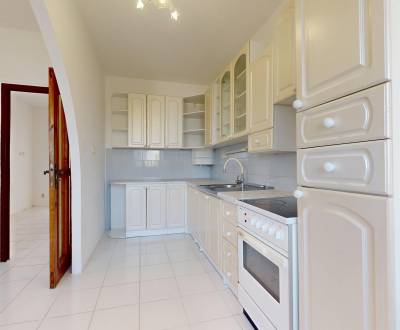 Príjemný 2-izbový byt s garážovým státím v obľúbenej časti Ružinova 