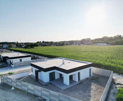 Kvalitný - dizajnový priestranný bungalov s garážou 
