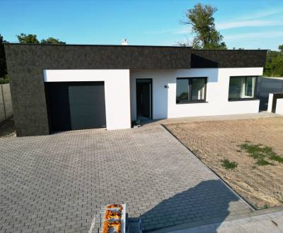 Novostavba  - dizajnový priestranný bungalov s  garážou