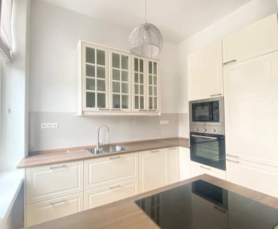 Prenájom bytu  s parkovacím miestom na Leškovej ul. . 