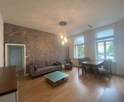 Prenájom bytu  s parkovacím miestom na Leškovej ul. . 