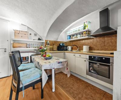 Rezervovaný!!!1 izbový atypický byt v centre Svätého Jura