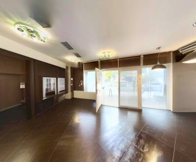 Kompletne vybavený obchodný priestor v centre Pezinka