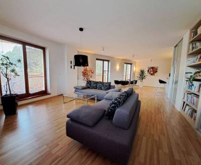  Na krátkodobý prenájom priestranný 2-izbový byt v centre Popradu