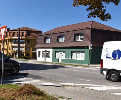 Atraktívny obchodný priestor na prenajám na rušnej ulici v Galante