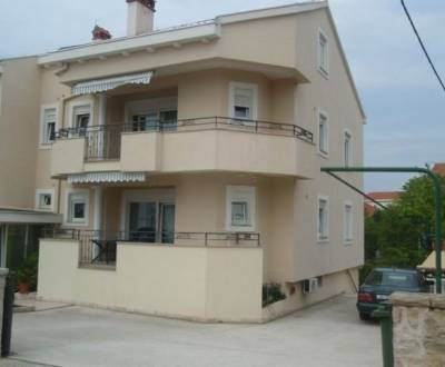 CHORVÁTSKO - Apartmánový dom na predmestí Zadaru - DIKLO
