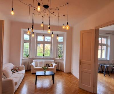 NA PRENÁJOM veľkometrážny byt v historickom centre, krb, parking