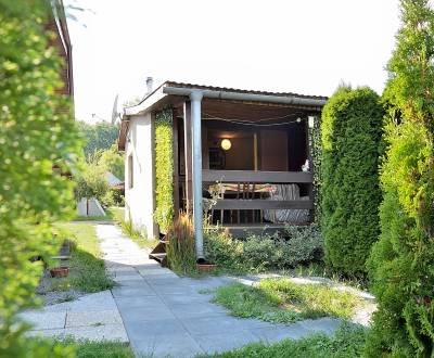 Dvojnásobná radosť pri vode: dve chaty na jednom mieste