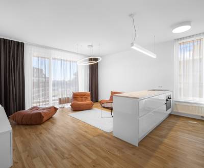 Moderný 4-izbový byt s dvomi státiami v Novom Ružinove