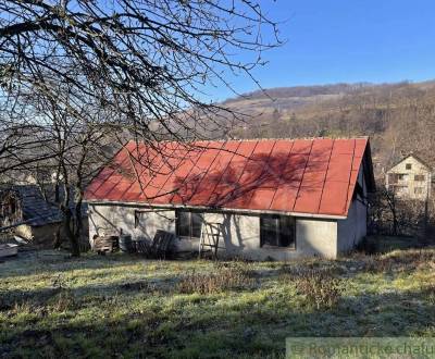 Starší dom s novšou prístavbou v obci Pača