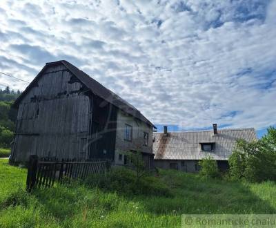 Stavebný pozemok so zvyškami starého domu, na okraji Svrčinovca