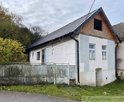 Chalupa so začatou rekonštrukciou v malebnej koncovej obci Ardovo