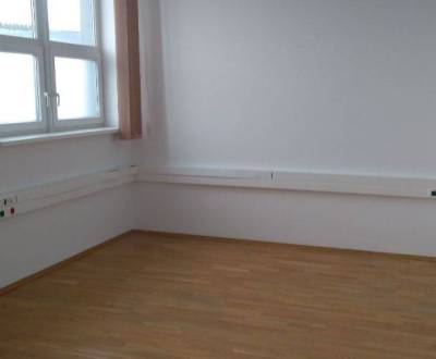 Kancelárske priestory na prenájom  v Petržalke 400 m2.