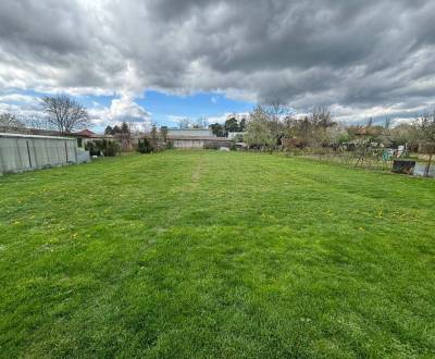 Stavebný pozemok Topoľčany / aj na dva domy