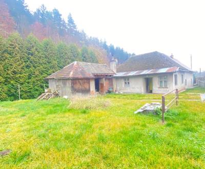 Chalúpka pod lesom pár krokov od priehrady na Starej Myjave.