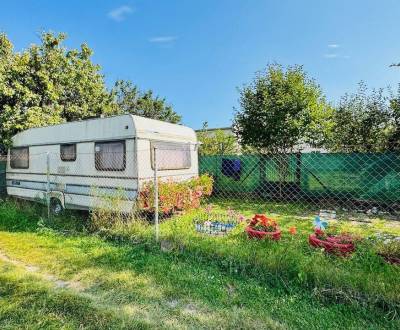 Na predaj záhradka 223 m2 s karavanom a záhradnou chatkou