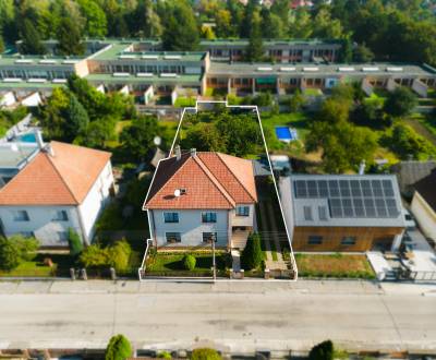 8i RD s dvoma garážami a záhradou 974m2 | Zlatovce