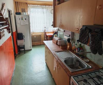 Predaj  veľký 3 izbový byt s balkónom na Okružnej ulici.