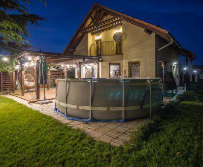 Kúpte si ZAUJÍMAVÝ 5i RD so ZASTREŠENOU TERASOU na KRÁSNOM POZEMKU