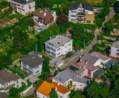 Priestranný, slnečný RD s 3 bytmi, pozemok 571m2, záhrada, 6 x parking