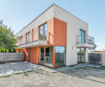 Na predaj 4i byt v trojdome - Púpavová ulica, Rovinka