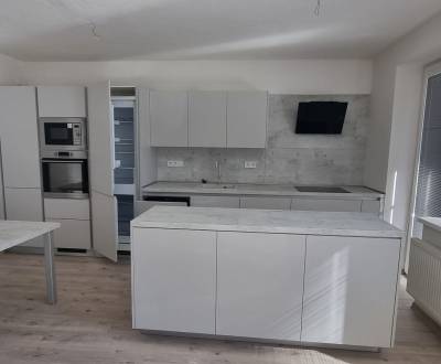 Na prenájom veľmi pekný a priestranný 3 izbový byt v Nových Zámkoch