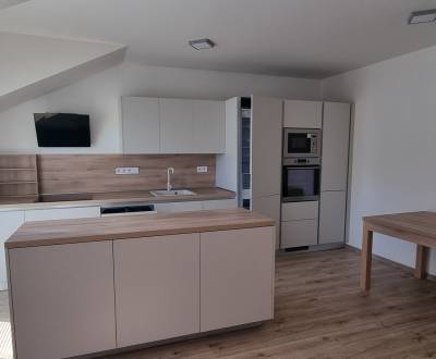 Na prenájom veľmi pekný a priestranný 3 izbový byt v Nových Zámkoch