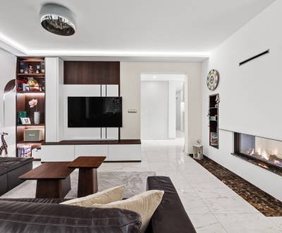 I Moderný rodinný dom pri lese s vlastným potokom