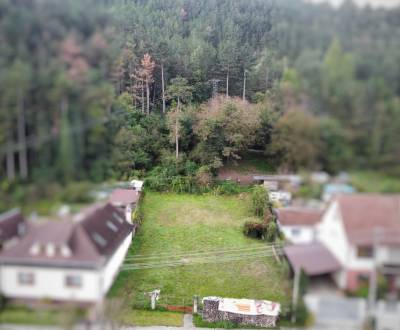 PREDAJ: Romantický stavebný pozemok pri lese