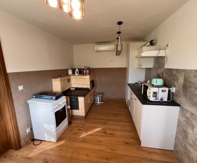 POKOJ A KOMFORT: Zrekonštruovaný, klimatizovaný dom s 1810 m² pozemkom