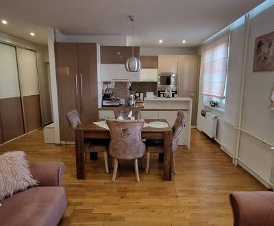 PREDAJ: 3 izbový tehlový byt, komplet.rekonštr. - KOMÁRNO