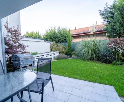 ATRAKTÍVNY 2 IZBOVÝ BYT S VLASTNOU ZÁHRADKOU a 3 parkovacími miestami