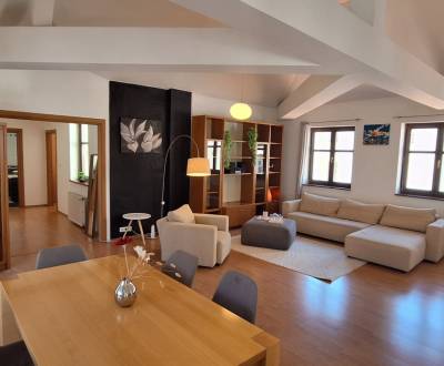 Štýlový veľkometrážny byt 116 m2 s krbom v srdci centra Bratislavy