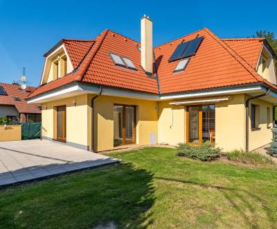 Priestranný 3-podlažný RD 189 m2, so záhradou a dvojgarážou, Stupava