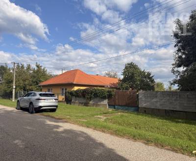 Vidiecky rodinný dom s veľkým pozemkom v obci Lok