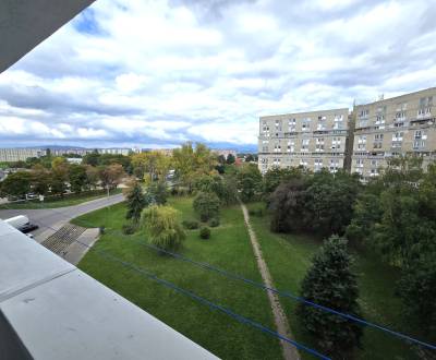 Predá 2 izbový byt na Stavbárskej ulici s balkónom