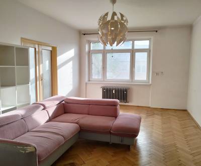 Veľký 3 izbový byt s parkovaním v centre Martina