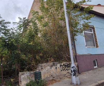 Na predaj rodinný dom v CENTRE Nových Zámkov s pozemkom 512 m2