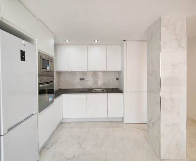 TORREVIEJA  - moderný, 2 spálňový apartmán v Punta Prima hneď pri mori