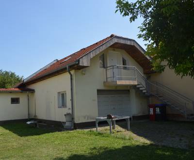 V blízkosti centra Piešťan, malý domček, garáž, pozemok pre bývanie!