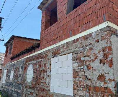 Rodinný dom / Stavebný pozemok - Kuzmányho ulica ( 12.ulica ) Levice 