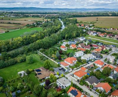 Rodinný dom s podkrovím, 2-garážou, parking, vírivka v srdci Malinova