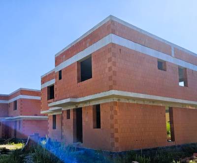  SO-07-B  Priestranný 4-izbový RD so záhradou a 3 parkovacími miestami