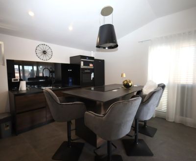 Vodice - moderný apartmán len 400m od mora