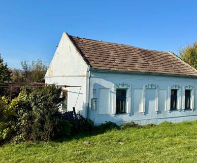 *  na predaj vidiecka usadlosť na 25á pozemku, Štefanová