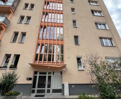 Predáme 2 izb byt na Medzilaboreckej ulici