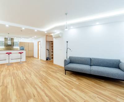Moderný 3i byt 95 m2, s A/C a balkónom, možnosť parkovania, pivnica
