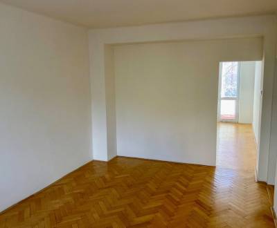 Predaj priestranný a svetlý 3-izbový byt s balkónom.