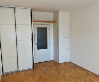 | Predaj priestranný a svetlý 3-izbový byt s balkónom.