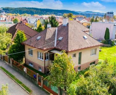 NA PREDAJ! RD s garážou a pivnicou, pozemok 686 m2, Trenčín-Školská 